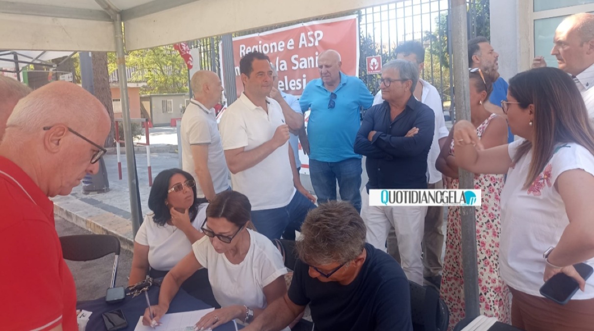 Vertenza sanità, Donegani ritorna sul tavolo regionale: "Bisogna pretendere impegni precisi" - Il presidio allestito davanti al "Vittorio Emanuele"