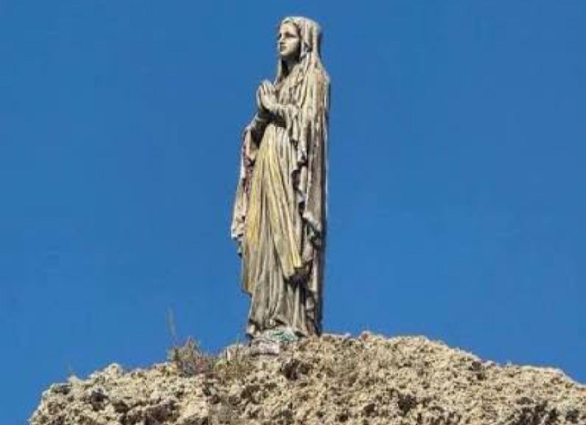 Statua madonna a Manfria non in regola? "Italia Nostra": "Se mancano permessi è da rimuovere" - La statua della madonna sullo scoglio di Manfria