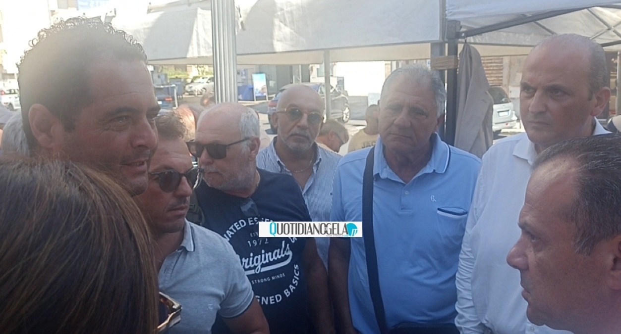 De Luca al presidio: "I fondi delle variazioni di bilancio per l'ospedale Vittorio Emanuele, ora è solo svuotato" - Di Stefano e De Luca al presidio 