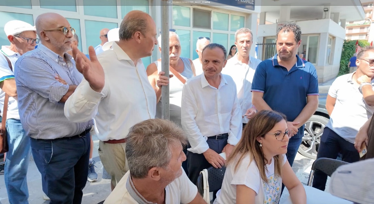 Gela, sanità. De Luca al fianco della protesta. Scuvera annuncia la visita di Caruso - 