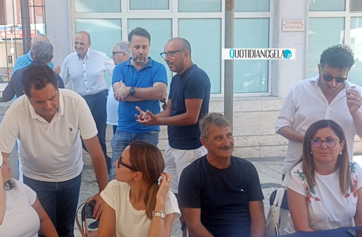"Gara a intestarsi la visita di Caruso è imbarazzante", civici: "Serve un rafforzamento vero dell'ospedale" - Il presidio davanti all'ospedale