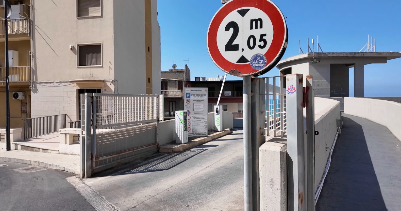 Gela, parcheggio Arena nel degrado, incertezza sul futuro dei lavoratori della sosta - 