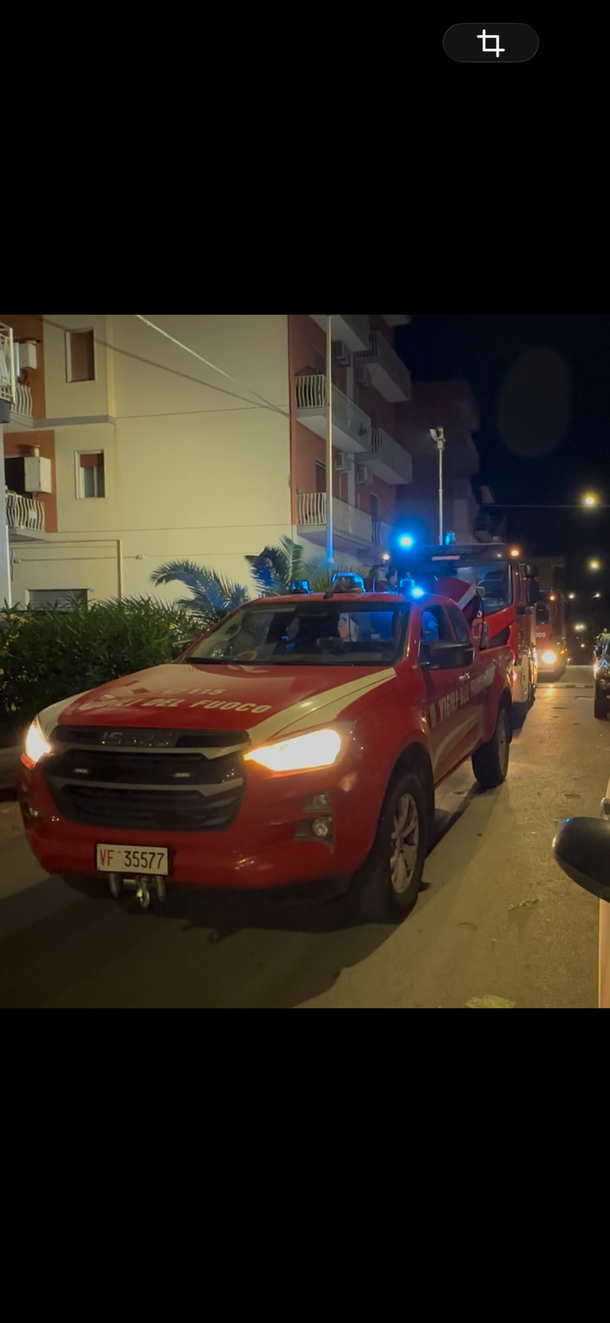 Incendio nella notte in via Benedetto Croce: residenti evacuati - 