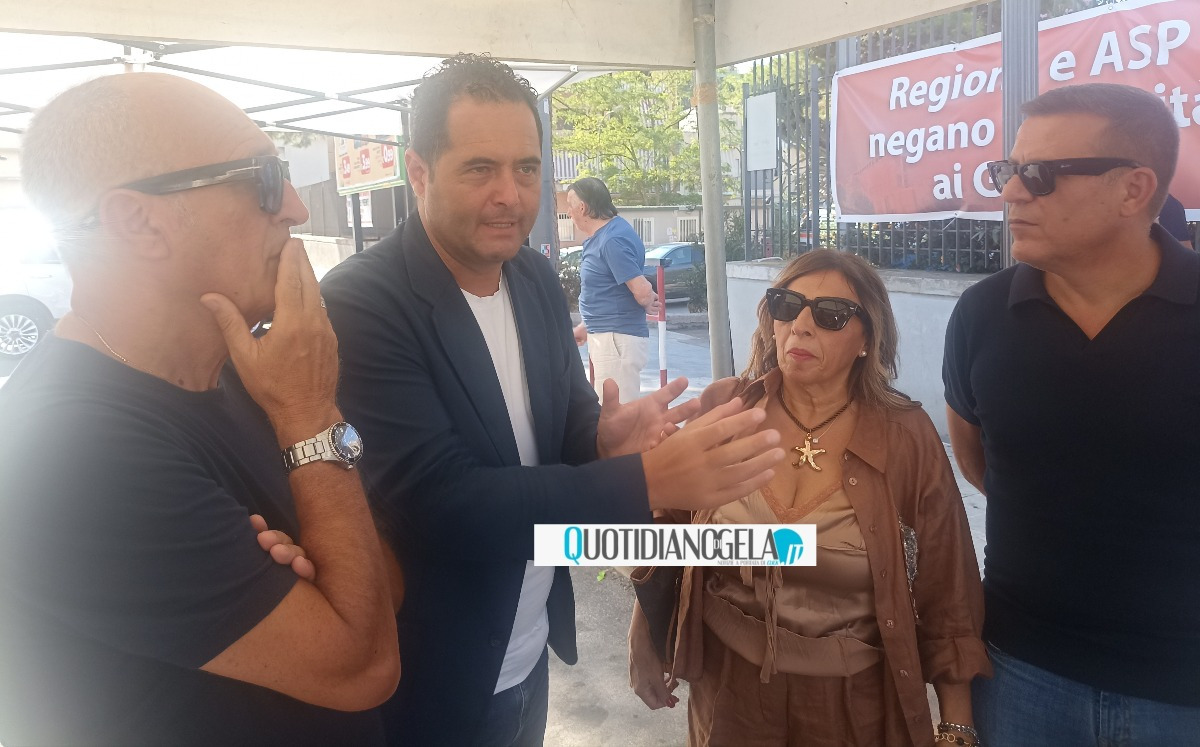 Forza Italia prepara il campo a Caruso, Cirrone Cipolla: "Ho chiesto che venisse, risultati da Asp" - Cirrone Cipolla al presidio insieme ai forzisti e a Di Stefano