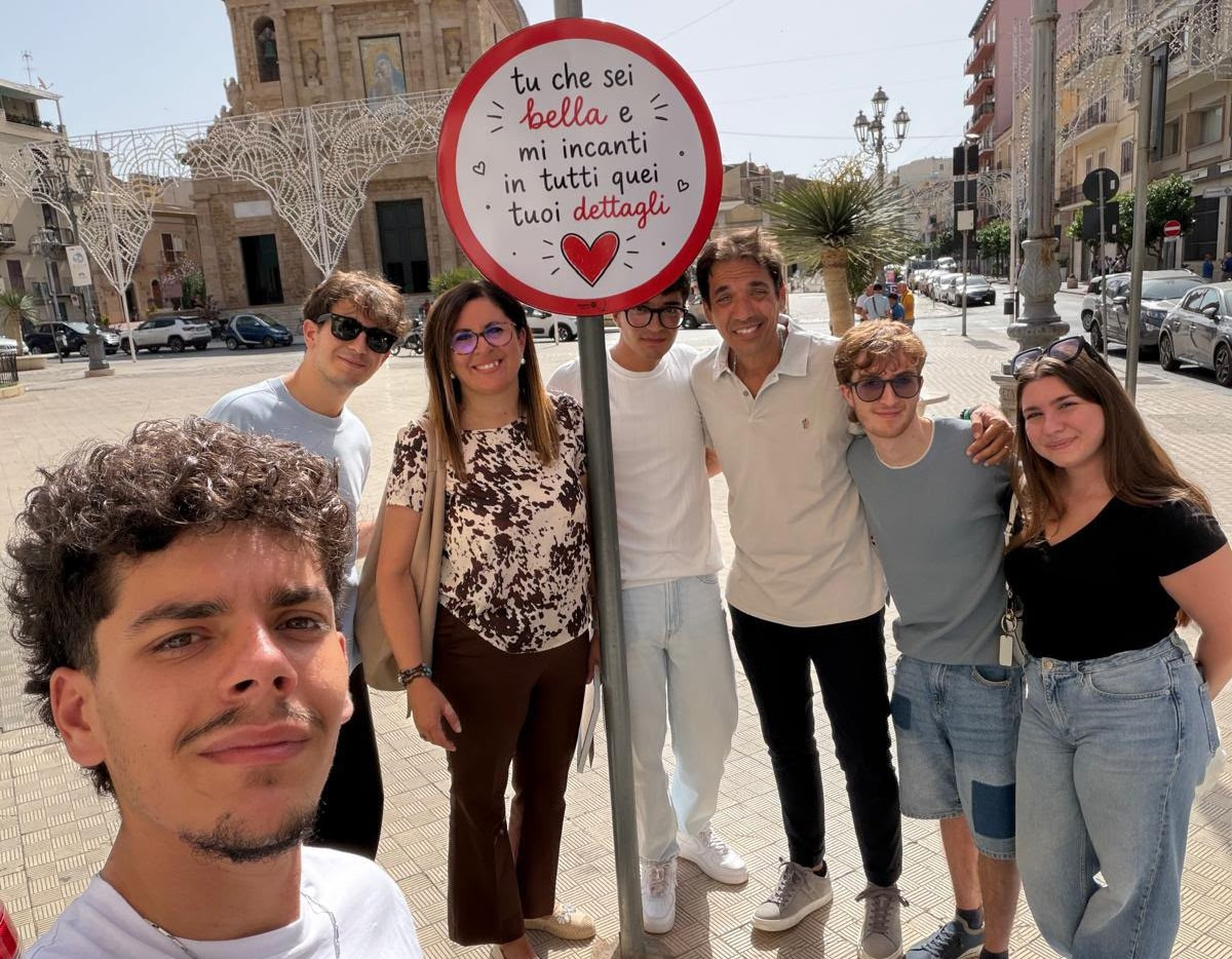 Abbellire la città con messaggi positivi, nuova "tappa" di "Sorrisi urbani" - 