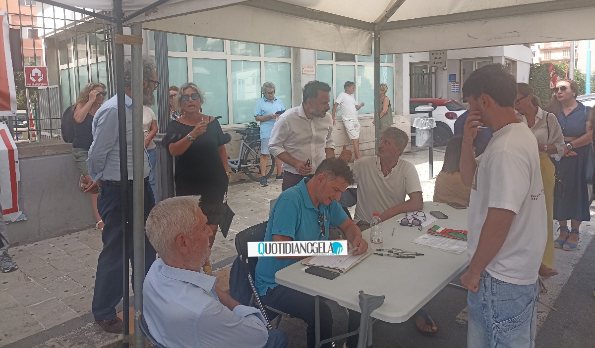 Vertenza sanità, management Asp in ospedale: presenti centrodestra e "Controcorrente" - Il presidio davanti all'ospedale Vittorio Emanuele 
