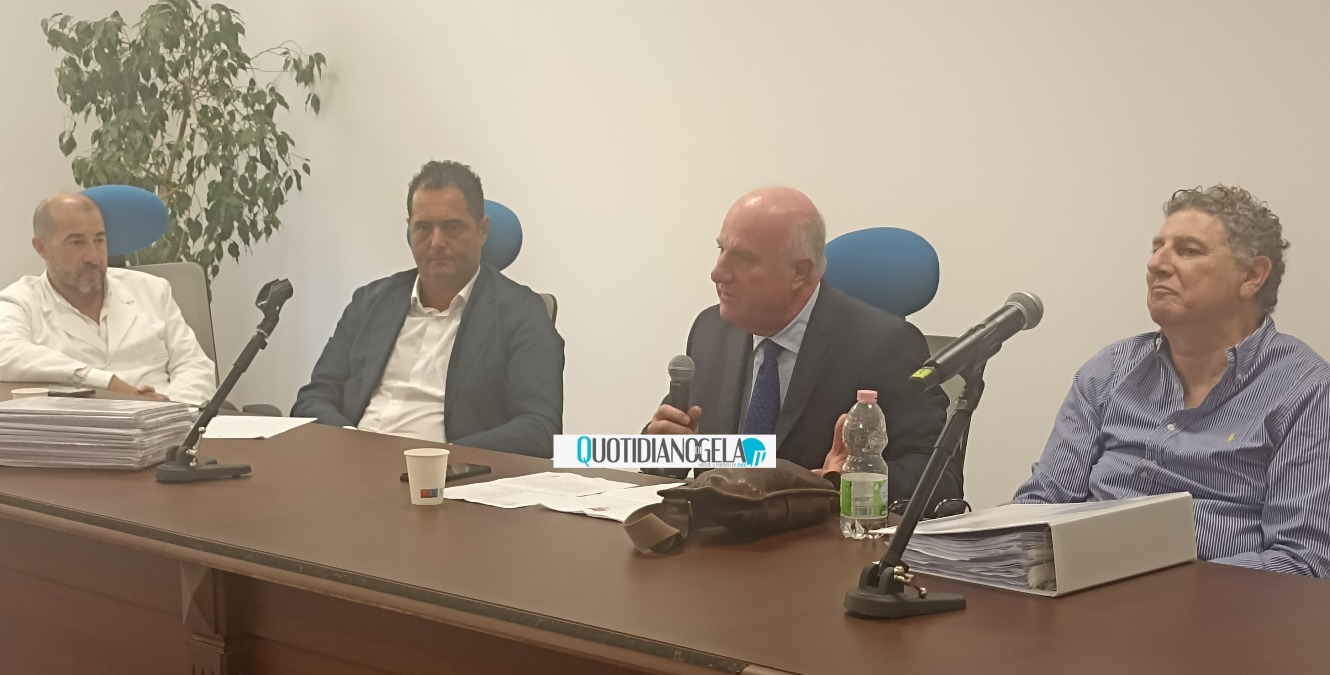 Caruso, "emergenza per più medici a Gela, ne parlerò con il prefetto": Donegani consegna documento  - Il direttore sanitario Cirrone Cipolla, il sindaco Di Stefano, l'assessore Caruso e il manager Ficarra