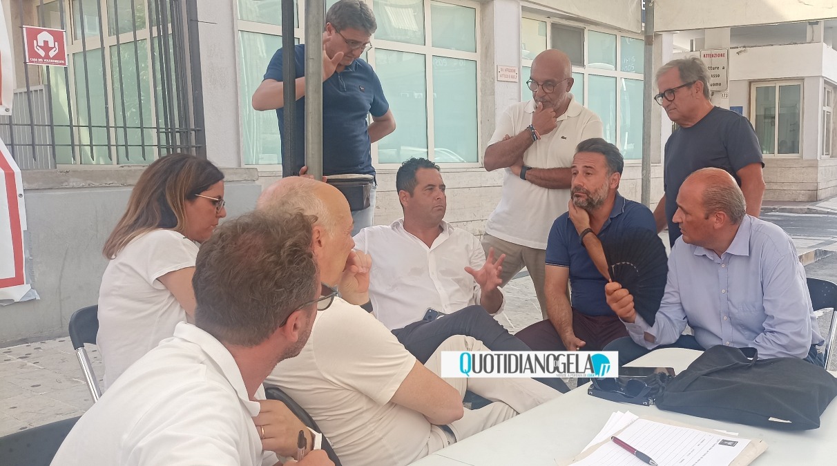 Mobilitazione sanità e non solo, alleati sempre più distanti dagli autonomisti dell'Mpa - Il sindaco Terenziano Di Stefano insieme agli alleati 