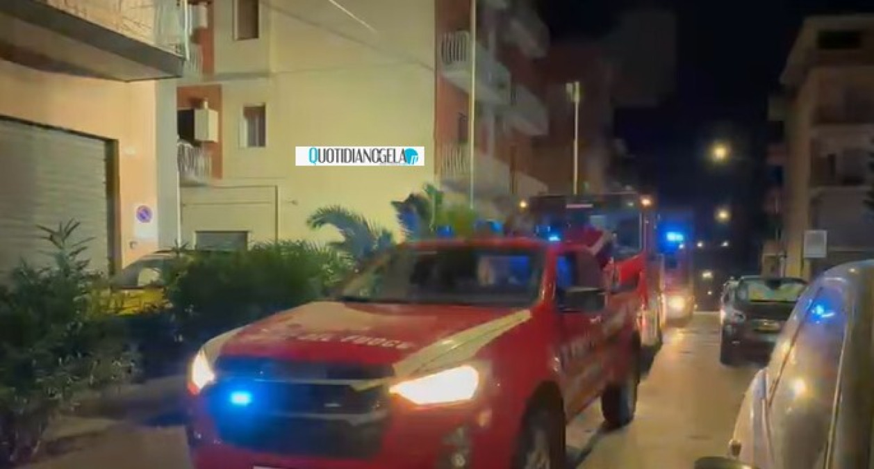 Rogo nello stabile di via Benedetto Croce, accertamenti per ricostruire la dinamica - I mezzi dei vigili del fuoco in via Benedetto Croce