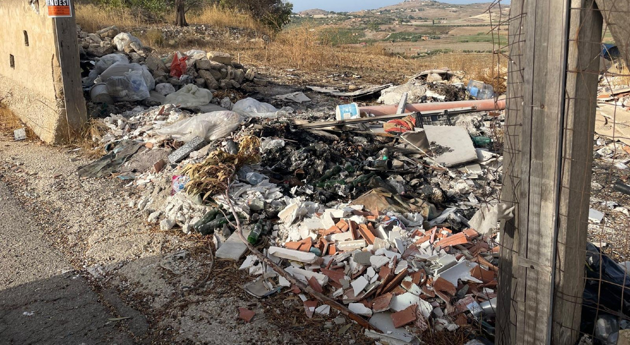 Discariche abusive, le segnalazioni del comitato area urbana 9: "Ci sono i primi riscontri" - Una delle discariche abusive
