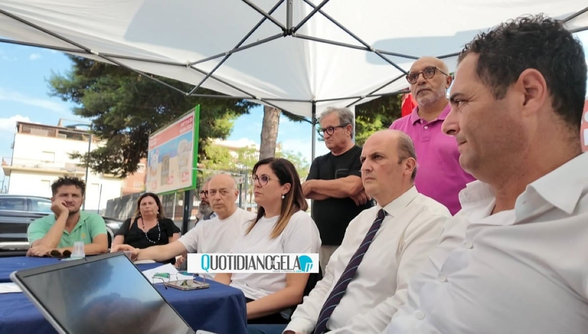 "Vertenza sanità avanti con città", Di Stefano: "Esponenti maggioranza assenti? Spieghino a loro elettori"  - Di Stefano al presidio con gli alleati