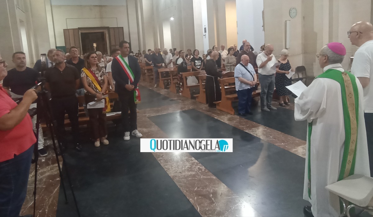 "Troppi peccati di omissione", la chiesa si apre alla vertenza sanità: "Aiutiamo le autorità politiche" - Un momento della veglia