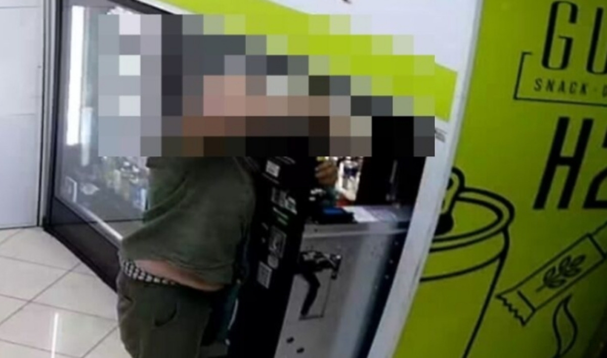 Ladri in un centro h24, nella notte forzate le macchinette automatiche: "Basta, siamo stanchi" - Il furto ripreso dai sistemi di videosorveglianza