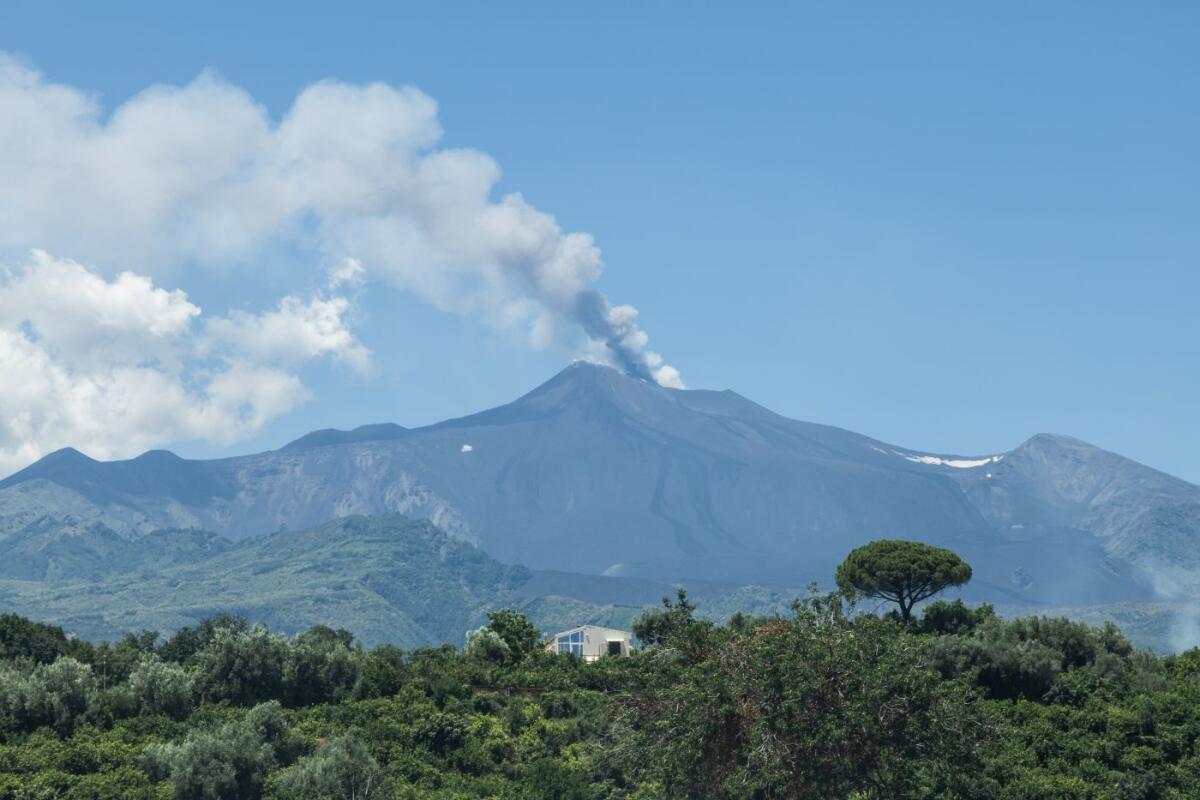 Etna, ripresa l’attività stromboliana dal Cratere della Voragine - 