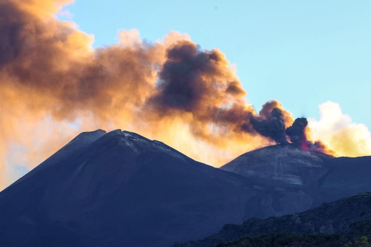 Attività eruttiva e cenere dall’Etna, voli sospesi a Catania fino alle 2 del 14 agosto - 