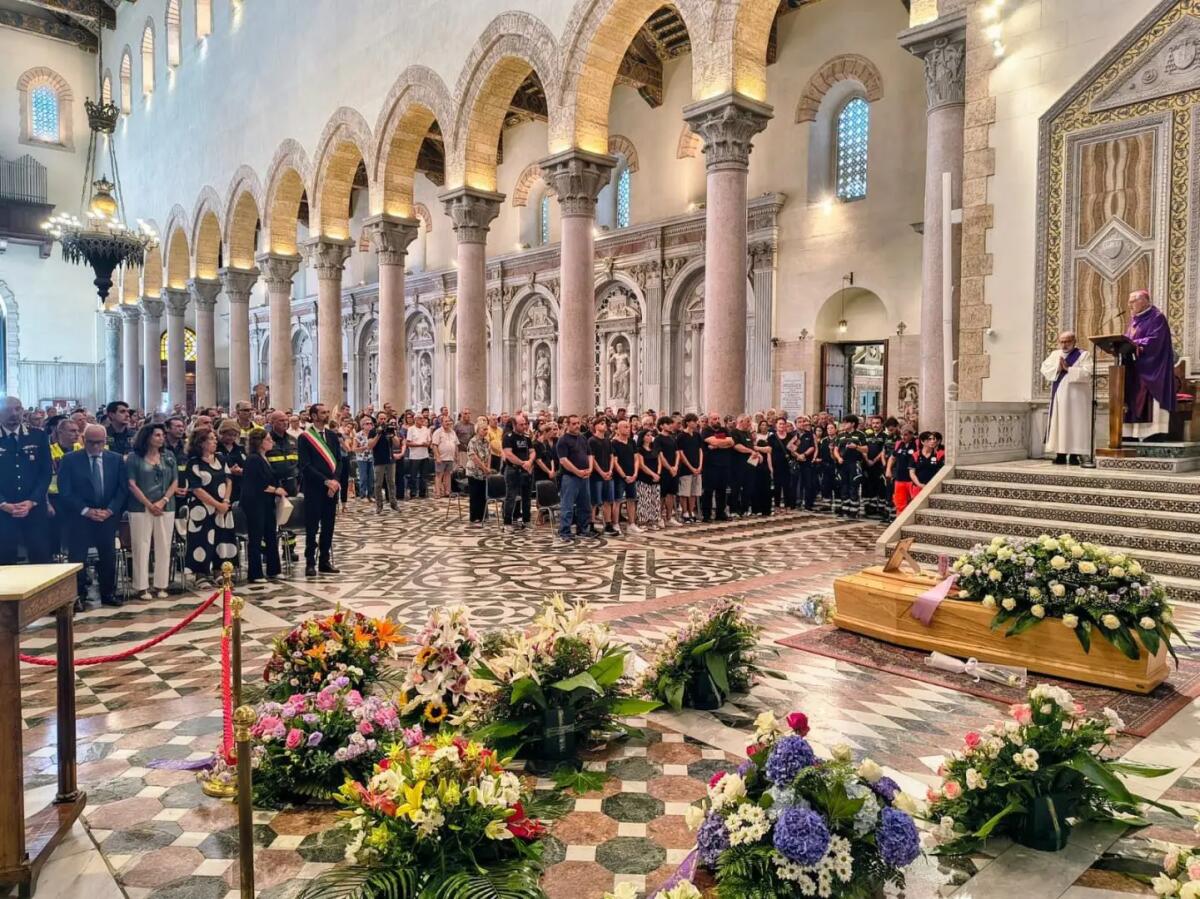 Crollo a Messina, Cattedrale gremita per l’ultimo saluto ad Alessandra Frazzica: oggi lutto cittadino - 