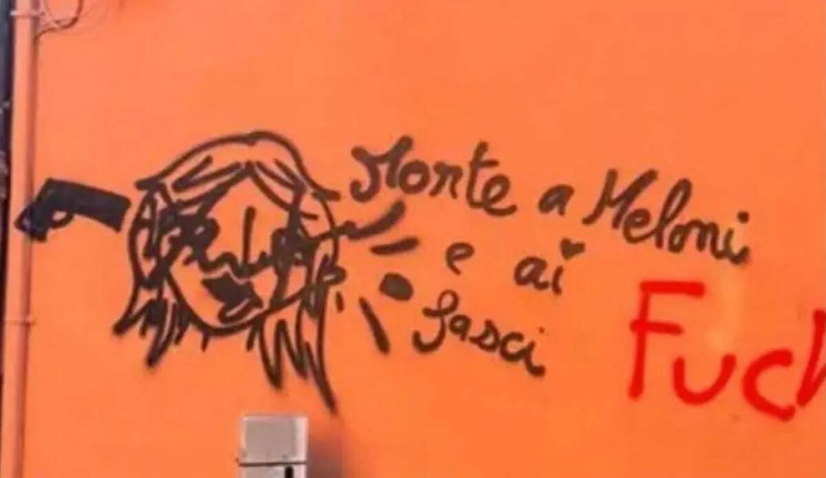 Scritte contro Meloni a Bologna, perquisizioni per uno dei presunti autori - 