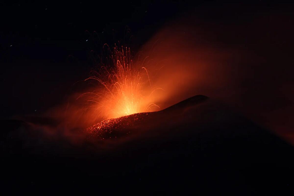 Etna, aperta una nuova bocca eruttiva nella Valle del Bove: a Catania stop ai voli in arrivo sino alle ore 19 - 