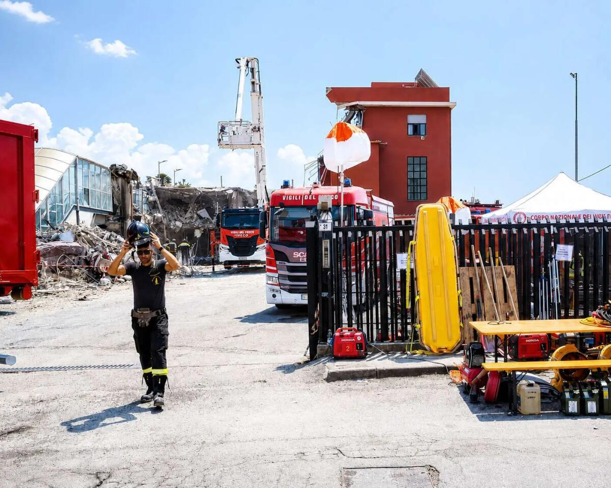 Crollo della palazzina a Messina, si scava ancora tra le macerie alla ricerca degli ultimi due dispersi - 