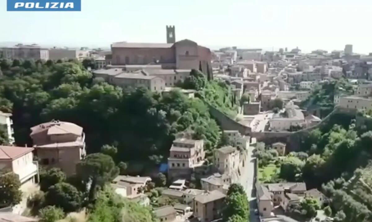 Scritte contro Meloni e i poliziotti a Siena, Digos denuncia 24enne albanese - 