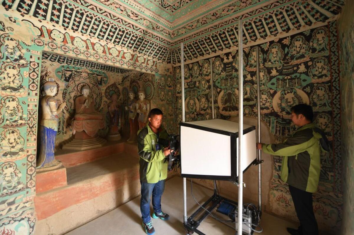 Cina, restauratori al lavoro per preservare le grotte di Mogao - 