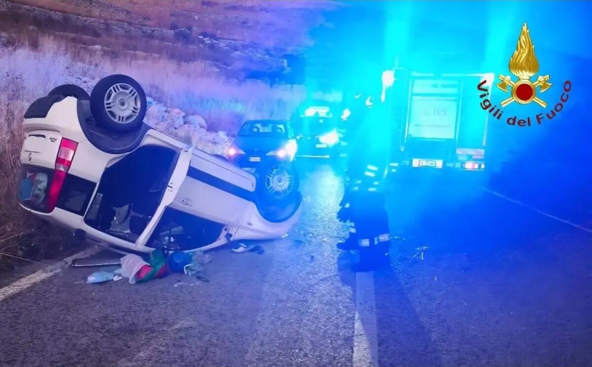 Auto si ribalta nel Ragusano, in ospedale una donna e i suoi tre figli - 