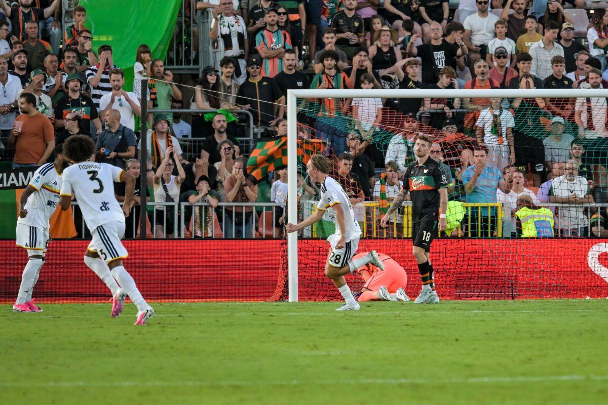 Buona la prima per il Lecce, battuto 2-0 il Venezia - 