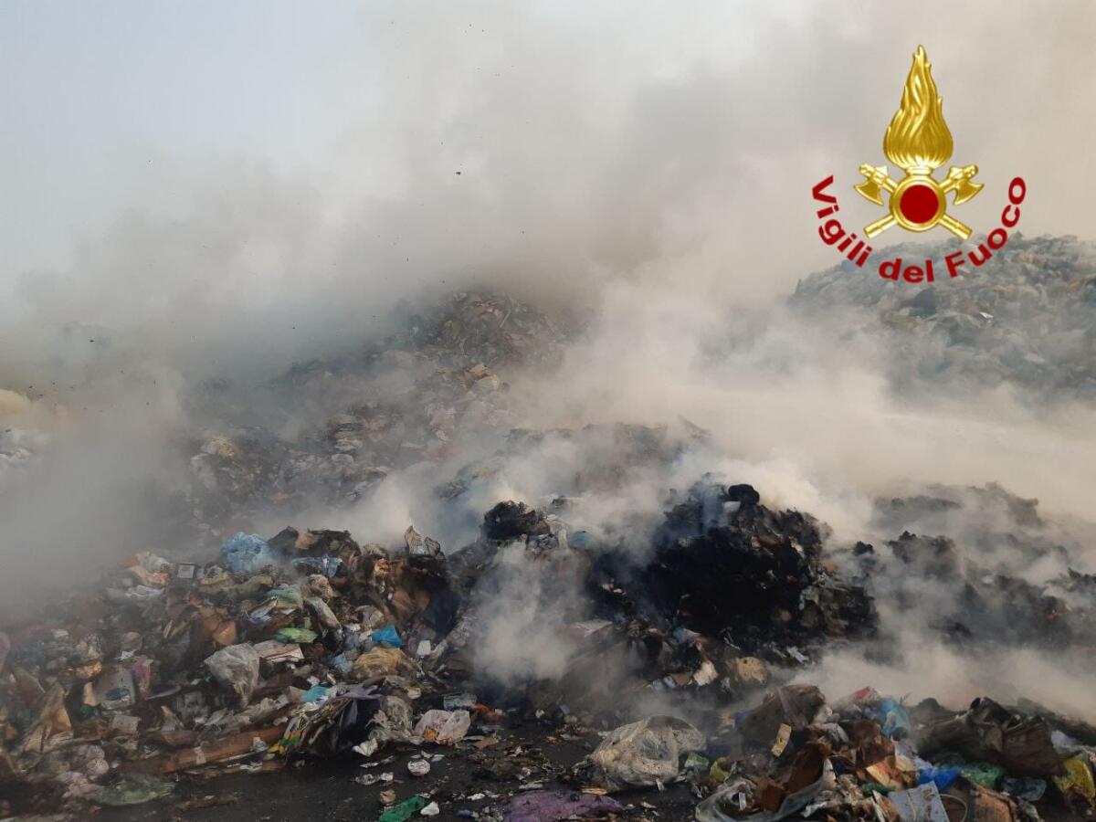 Incendio nella zona industriale di Catania, coinvolta una ditta di materiale plastico - 