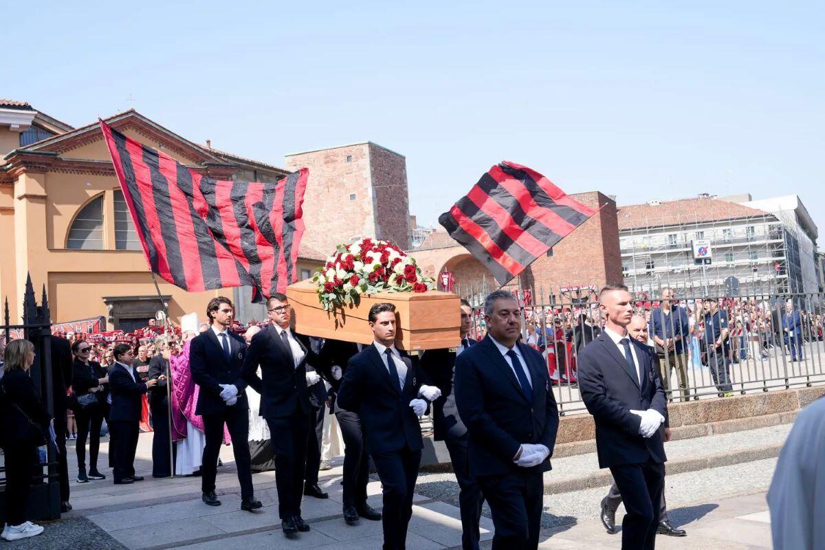 Una marea rossonera per Baresi, a Milano l’ultimo saluto al “Piscinin” - 