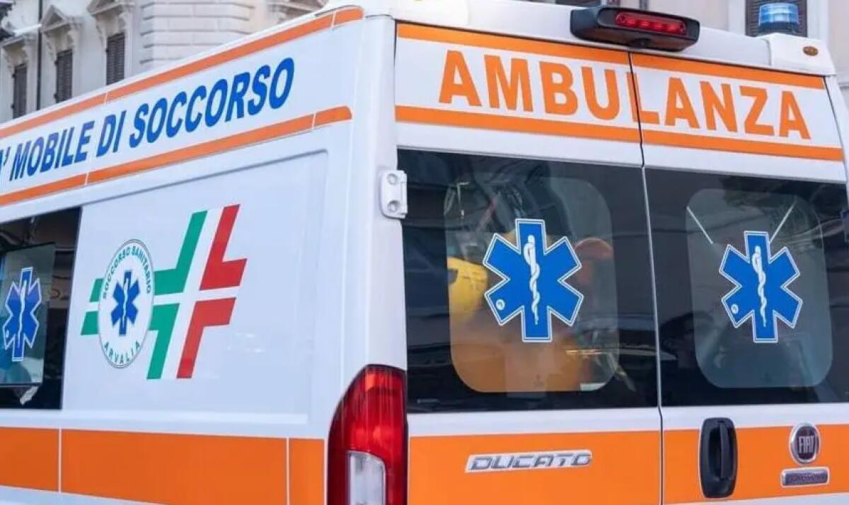 Palermo, braccio fuori dal finestrino si incastra in una ringhiera del tram: una 56enne perde l’arto - 
