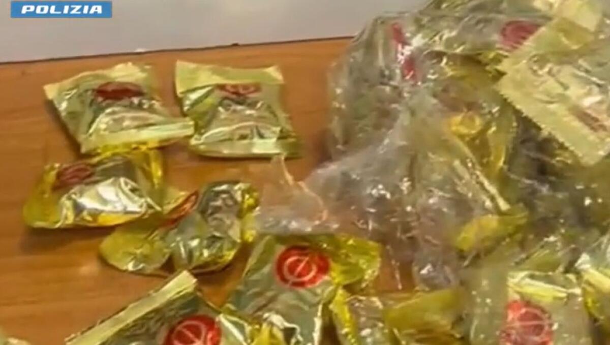 Cinque chili di cocaina nascosta nei biscotti della fortuna, arrestata a Fiumicino - 