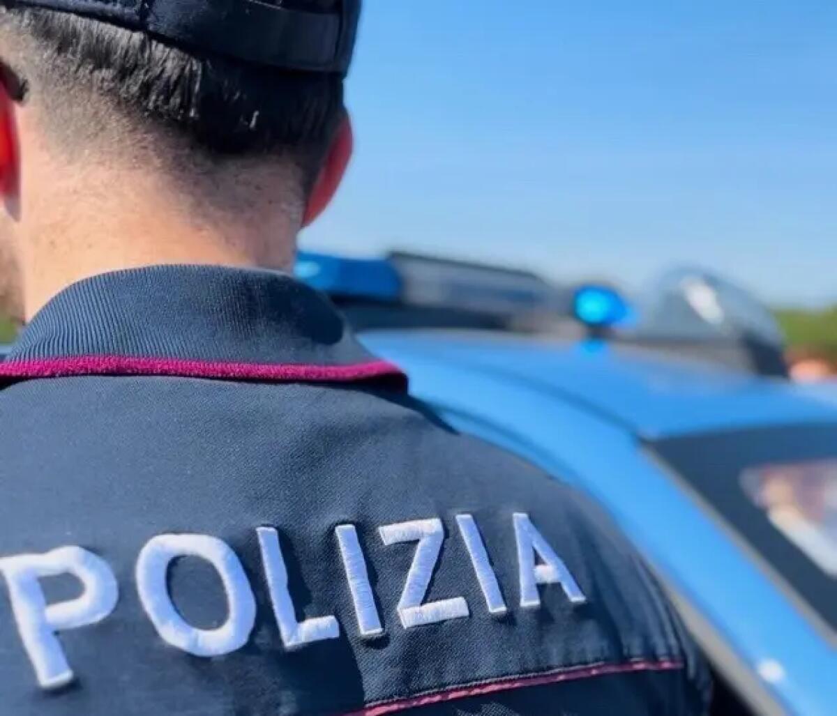 Minaccia il nipote di 9 anni con un coltello e ferisce la compagna, arrestato un uomo di 36 anni a Catania - 