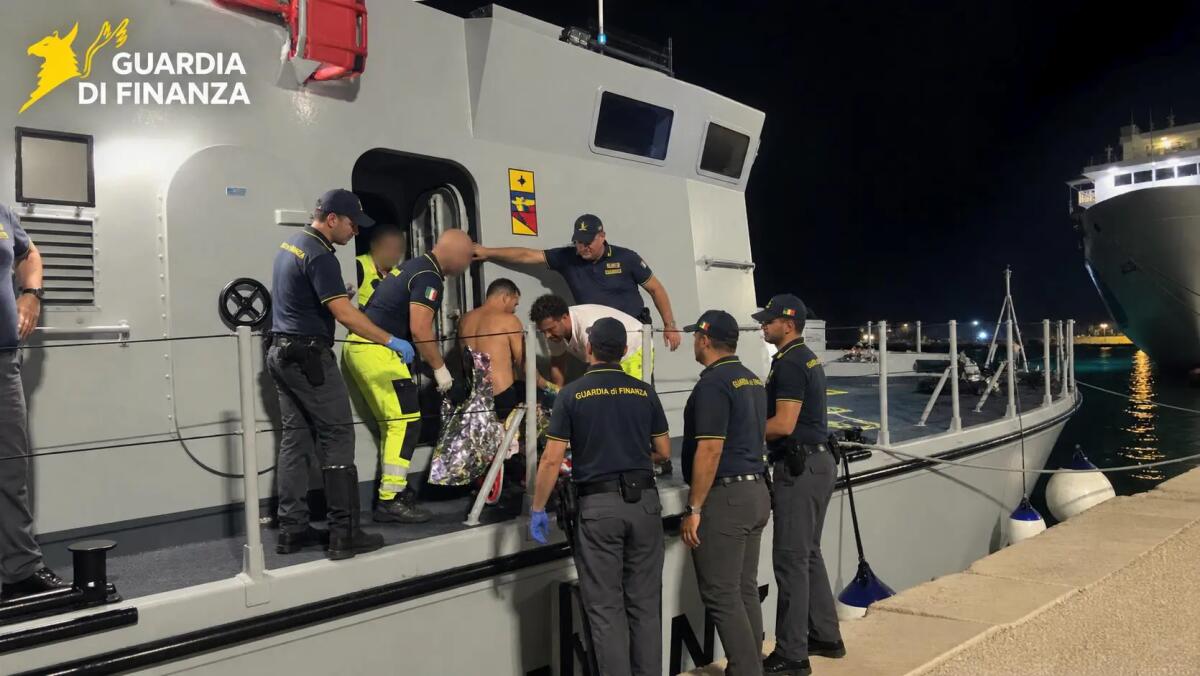 Barca distrutta da un incendio al largo di Marsala, la Guardia di Finanza salva un uomo / Video - 