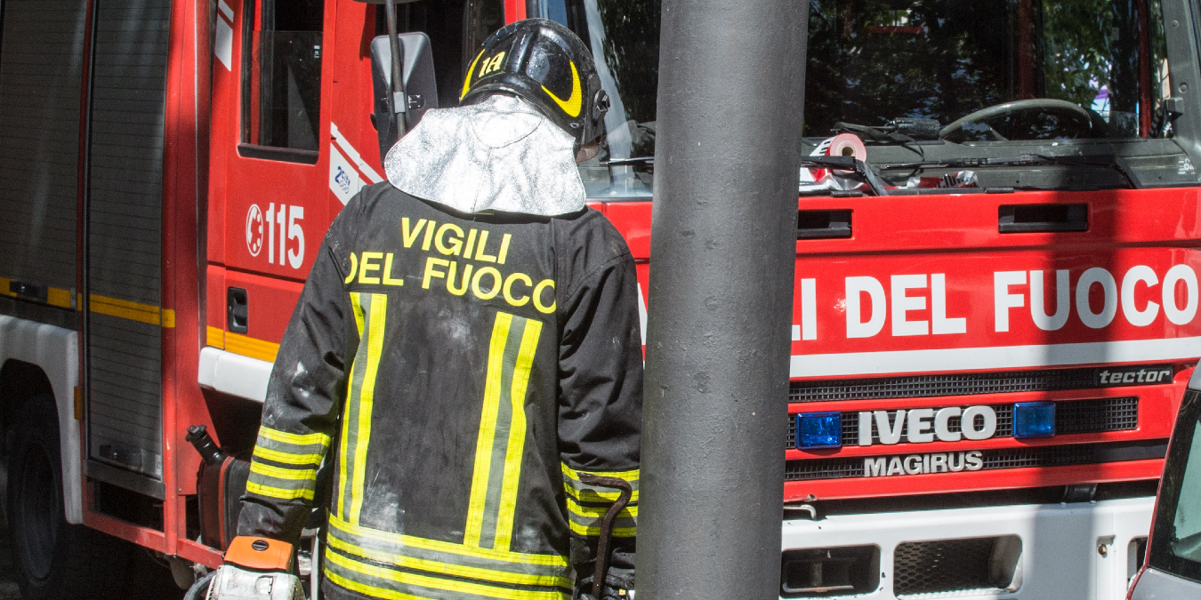 Scuola Aldisio, distacco di intonaco dal tetto: intervento dei vigili del fuoco - 