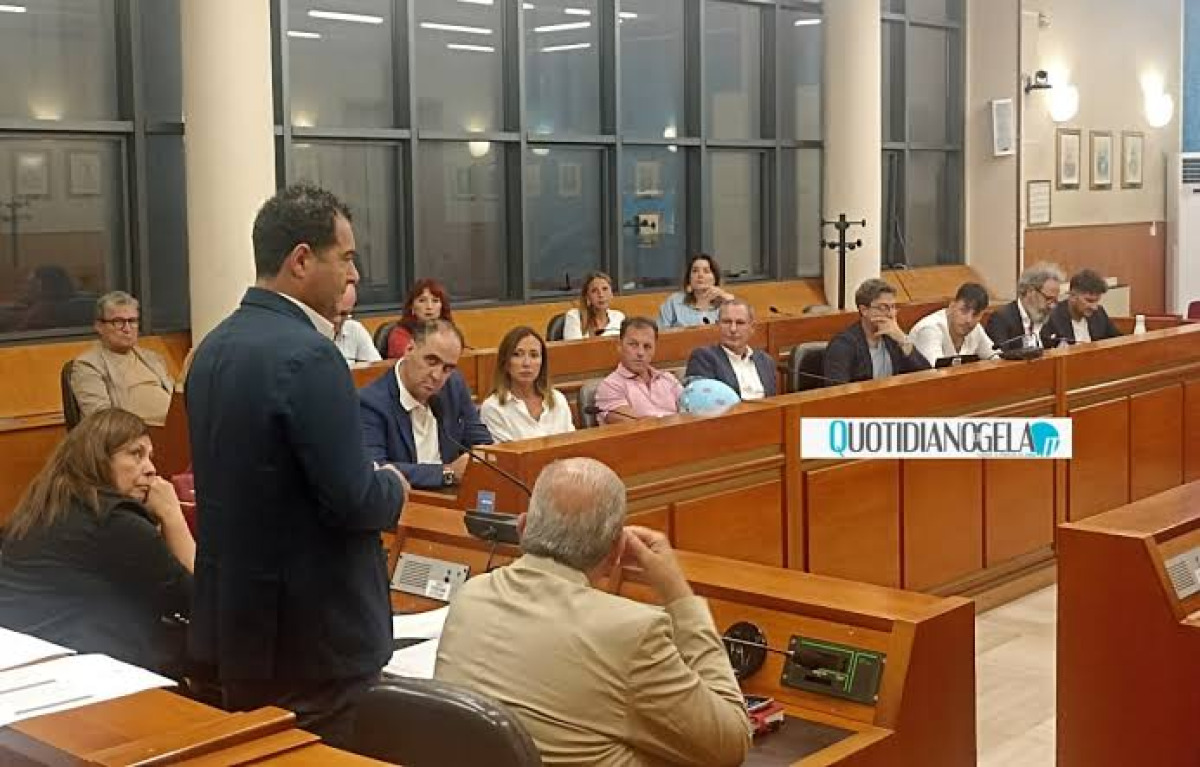 "Definizione agevolata tributi per i cittadini", Di Stefano: "Altri fanno propaganda e poi sono assenti" - Il sindaco in aula consiliare