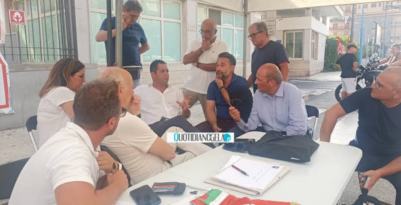 "Gli annunci non bastano, dove sono i nuovi medici?", Di Stefano: "Pronto a ordinanze pesanti" - Il sindaco al presidio