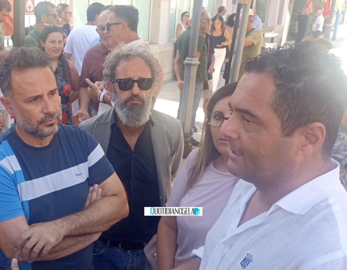 Verifica per Di Stefano e gli alleati, si accelera: scelte politiche e prospettive a lungo termine per la città - Di Stefano al presidio insieme al gruppo M5s