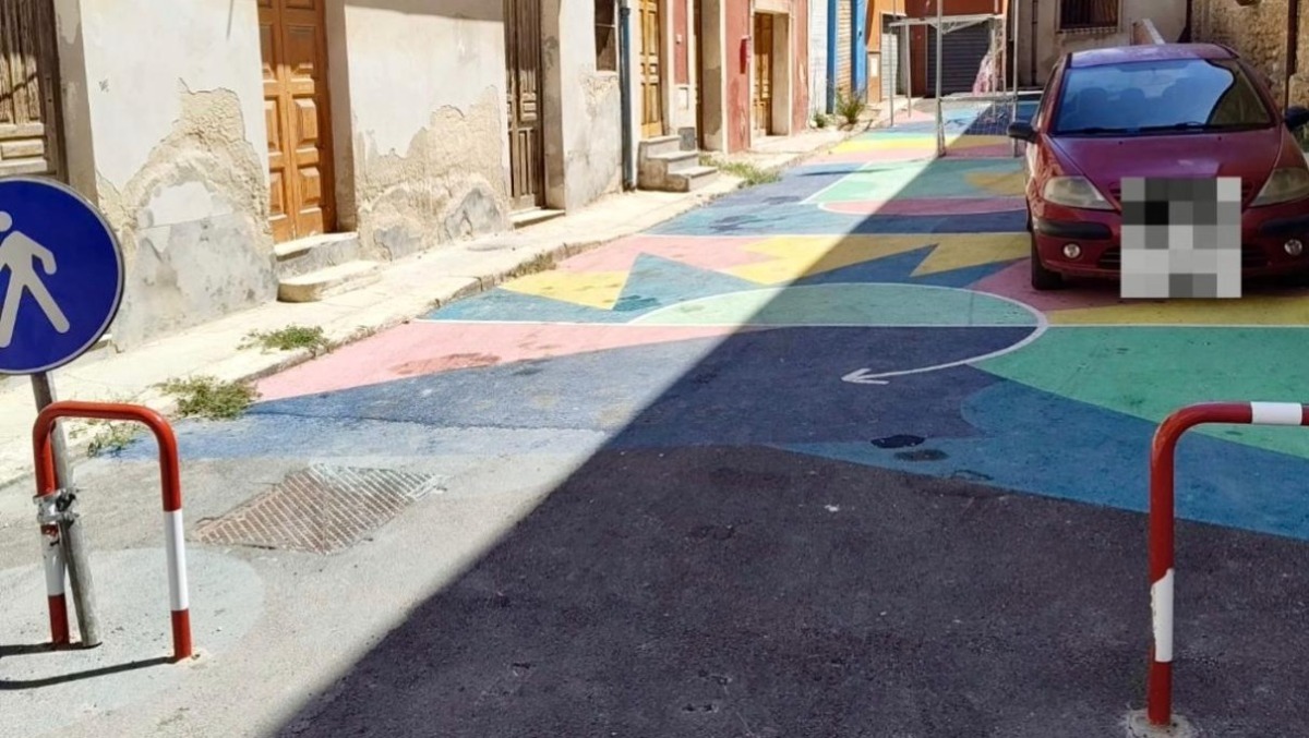 Vandalizzata l’opera “Hic et nunc” in vico Monastero: il Civico 111 denuncia, «Non ci fermeremo» - 