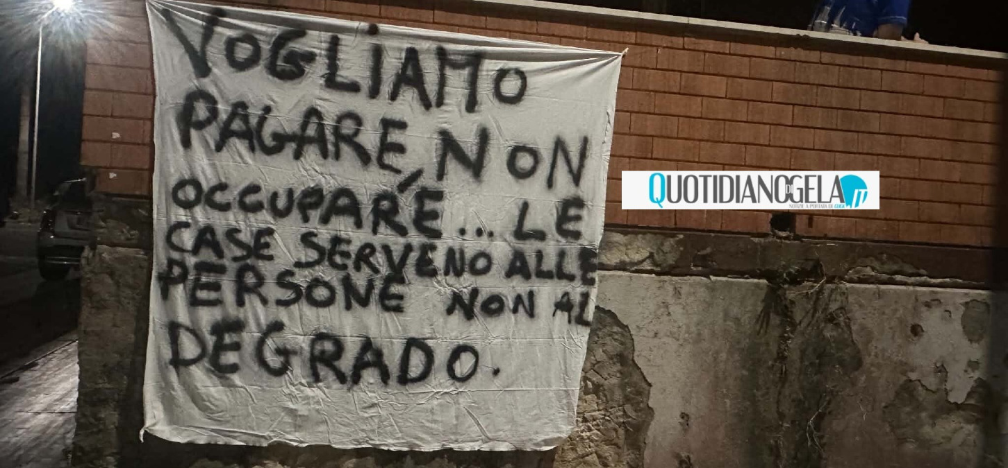 Sgomberi Iacp, famiglie si appellano alle istituzioni: esposti striscioni, "vogliamo pagare" - Uno degli striscioni esposto