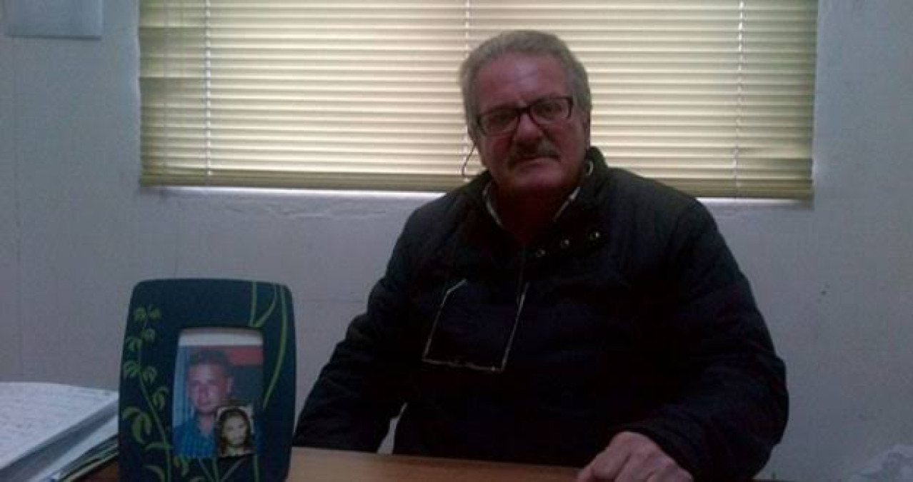 "Mio figlio Angelo vittima della mafia", Legname: "Finalmente la verità da Cavallo" - Legname con la foto del figlio Angelo