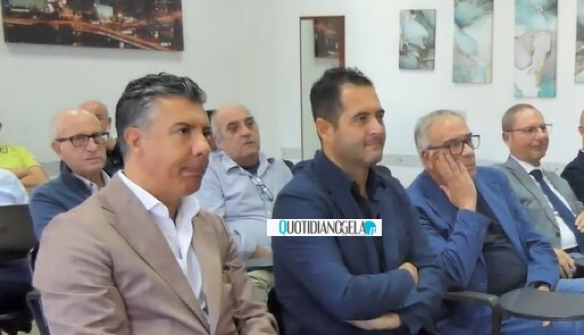 Progressisti chiamano all'unità regionale, in città dialogo complesso tra alleanza Di Stefano e "Controcorrente"  - I dirigenti locali di "Controcorrente" insieme al sindaco Di Stefano