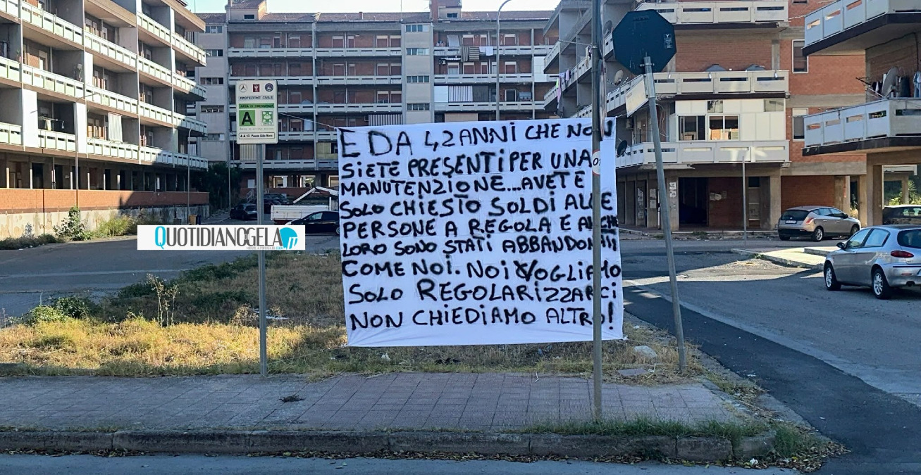 Iacp, iniziative degli occupanti per il diritto alla casa: altri striscioni, "vogliamo metterci in regola" - Un nuovo striscione collocato nelle aree Iacp