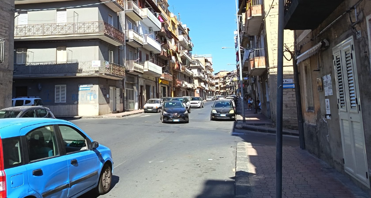 "Ripristinare strisce pedonali", residenti via Crispi: "Per maggiore sicurezza" - La zona di via Crispi