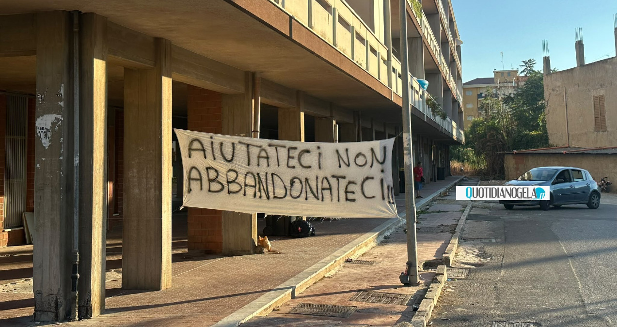 Alloggi Iacp, la lettera di una mamma: "Non siamo abusivi, siamo famiglie che vogliono un futuro" - Uno degli striscioni esposti nelle aree Iacp