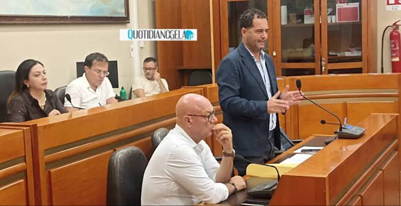 Fava rientra ufficialmente in giunta dopo l'autospensione - Fava insieme al sindaco Di Stefano