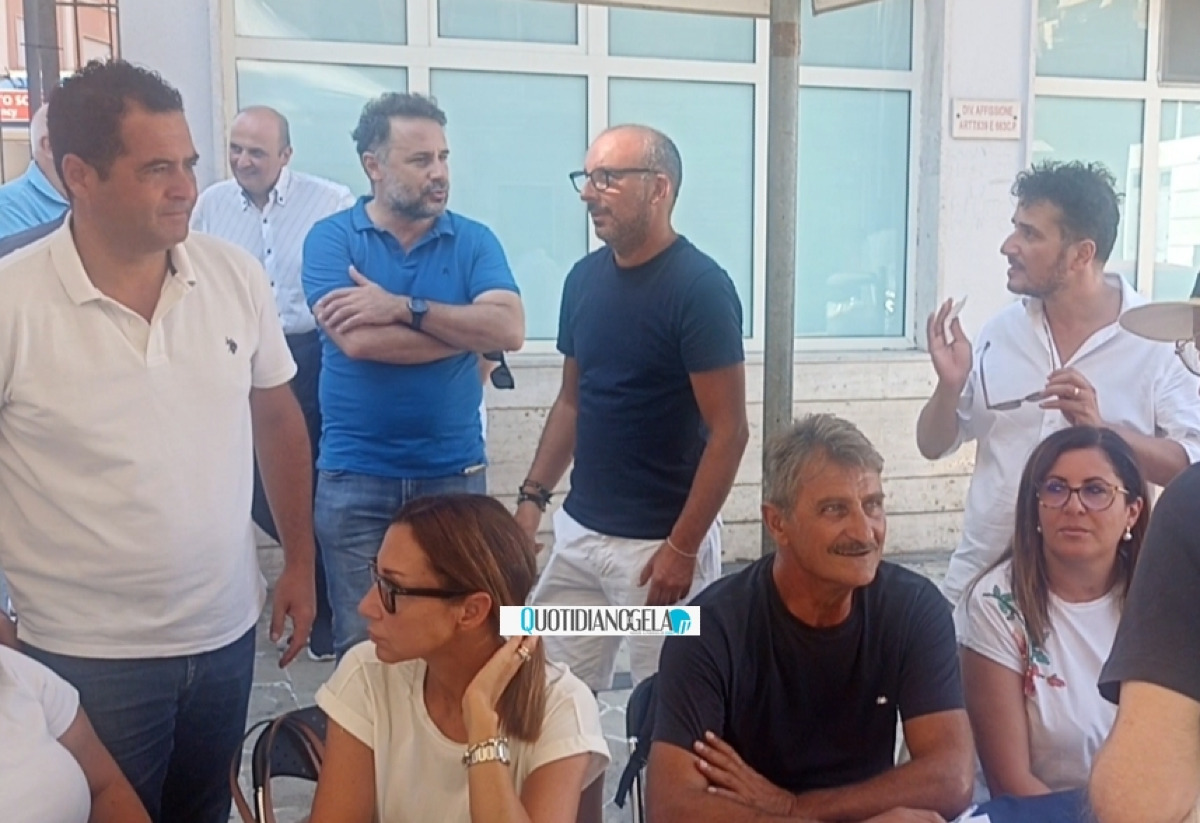 "Ai partiti chiederò impegni seri su temi e azioni per la città", Di Stefano: "Nomi nuovi? Decideremo insieme" - Il sindaco al presidio per la sanità insieme a diversi alleati