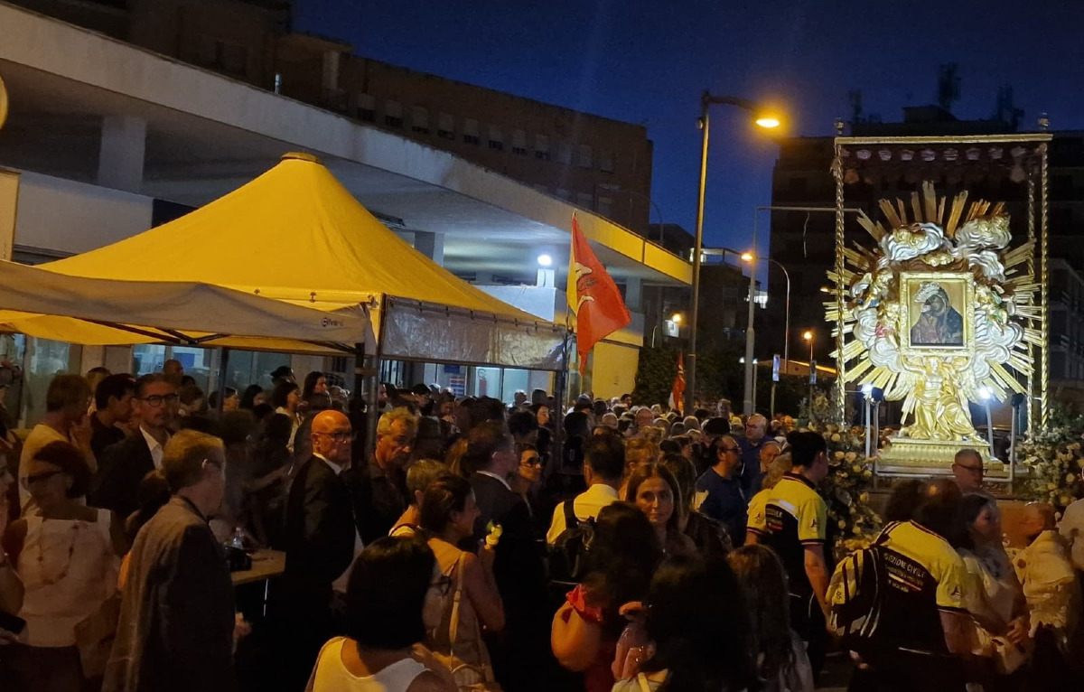 Vertenza sanità, presidio mantenuto anche durante il passaggio della patrona: "Ora servono risposte" - 