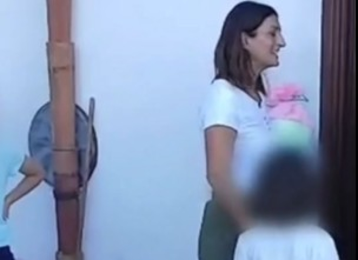 A Ginostra la scuola riapre dopo anni, un'unica alunna sarà seguita dalla maestra gelese Laura Mongi - La maestra gelese insime a Aysha (immagine Rai)