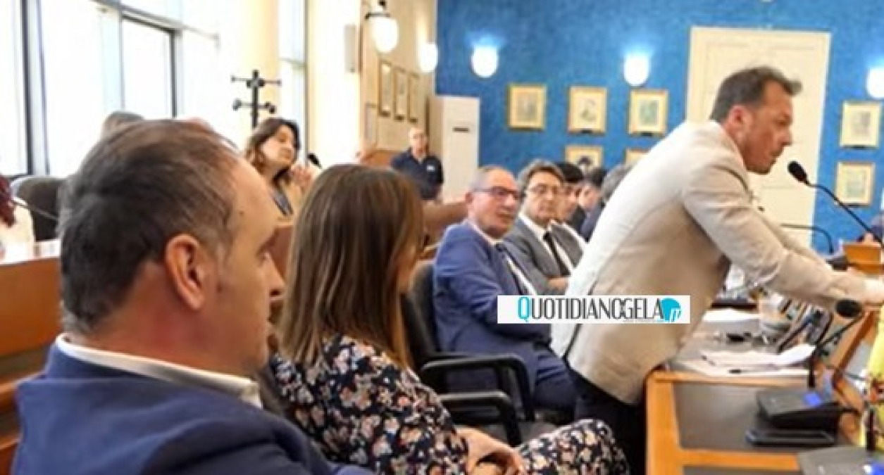 "Di Benedetto dimostra visione ristretta", civici: "Spieghi alla città del porto, dei musei e della sanità" - Il gruppo civico in aula consiliare