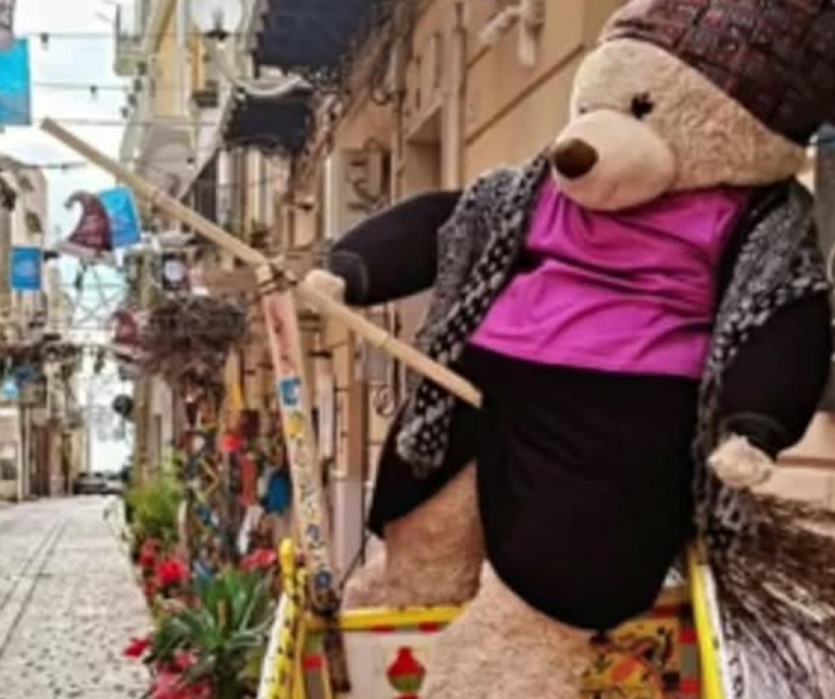 Centro storico, c'è chi ruba pure i peluche collocati per abbellire la zona - 